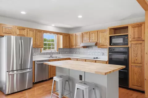 Kitchen - 467 Oakmont Rd, Bean Station, TN 37708 photo 3 of 6