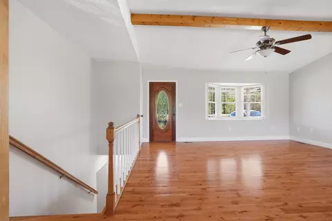 Living - 467 Oakmont Rd, Bean Station, TN 37708 photo 2 of 5