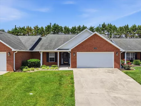 1044 Patriots Landing Dr, Dandridge, TN 37725