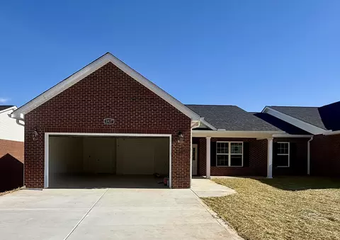 1027 Patriots Landing Dr, Dandridge, TN 37725