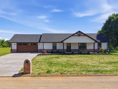 1620 Boardwalk Cir, Morristown, TN 37814