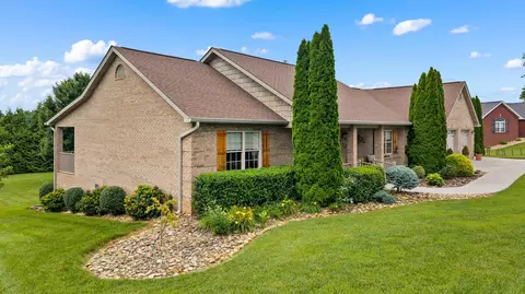 1040 Southwind Cir, Dandridge, TN 37725