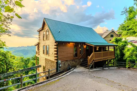 569 Forrest Springs Dr, Gatlinburg, TN 37738
