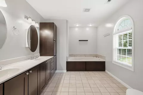 Bath - 924 Sheila Ct, Talbott, TN 37877 photo 4 of 8