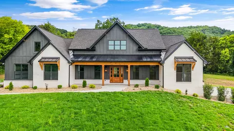 718 W Dumplin Valley Rd, Dandridge, TN 37725