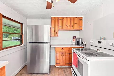 Kitchen - 9705 Hogskin Rd, Corryton, TN 37721 photo 3 of 3