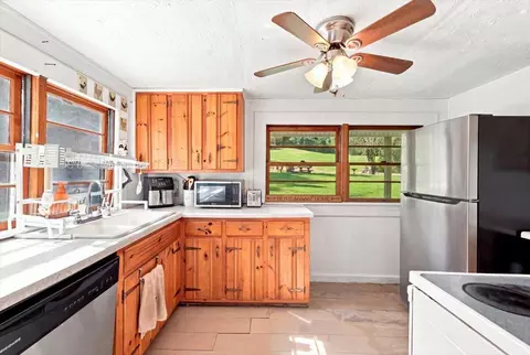 Kitchen - 9705 Hogskin Rd, Corryton, TN 37721 photo 2 of 3