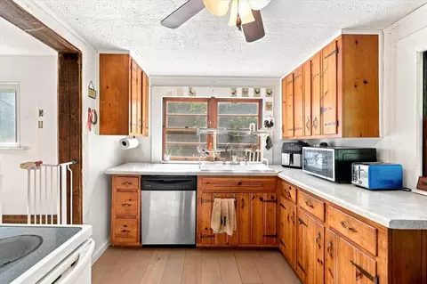 Kitchen - 9705 Hogskin Rd, Corryton, TN 37721 photo 1 of 3