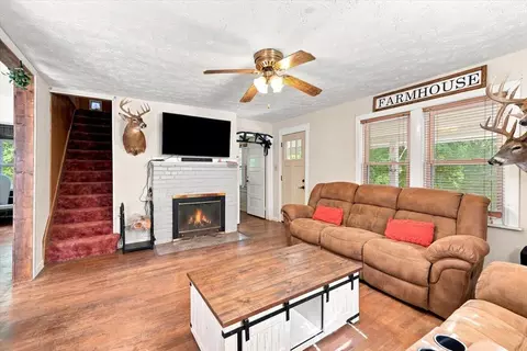 Living - 9705 Hogskin Rd, Corryton, TN 37721 photo 1 of 2