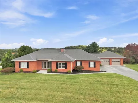 1272 Stonewall Jackson Dr, Dandridge, TN 37725