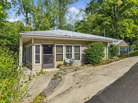 625 Asbury Ln, Gatlinburg, TN 37738