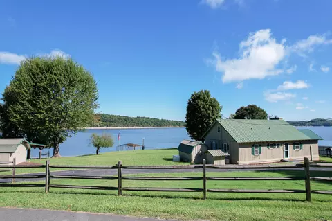 2464 Roundhouse Rd, Dandridge, TN 37725