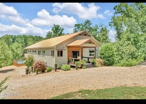 2115 Riverview Dr, Dandridge, TN 37725