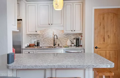 Kitchen - 917 Red Sandstone Rd #4A, Vail, CO 81657 photo 4 of 6