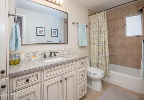 Bath - 917 Red Sandstone Rd #4A, Vail, CO 81657 photo 2 of 3