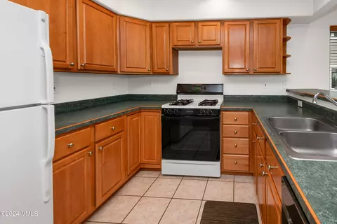 Kitchen - 201 Golden Eagle Rd #C-1, Eagle, CO 81631 photo 3 of 4