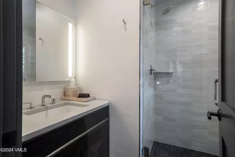 Bath - 352 Cresta Rd, Edwards, CO 81632 photo 5 of 7
