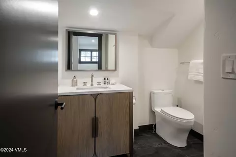 Bath - 352 Cresta Rd, Edwards, CO 81632 photo 6 of 7