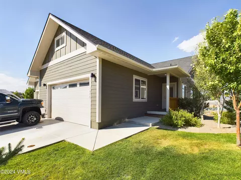 1075 Hawks Nest Ln, Gypsum, CO 81637