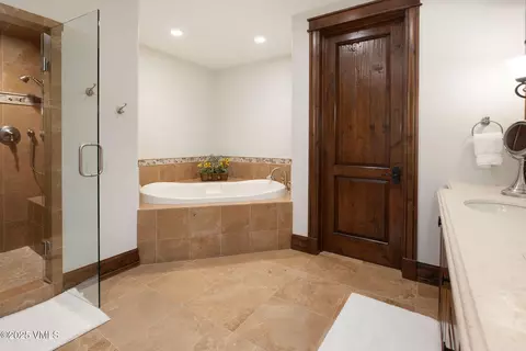 Bath - 2195 Cresta Rd, Edwards, CO 81632 photo 5 of 8