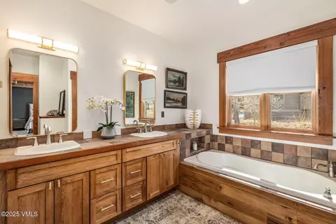 Bath - 674 Hernage Creek Rd, Eagle, CO 81631 photo 1 of 1