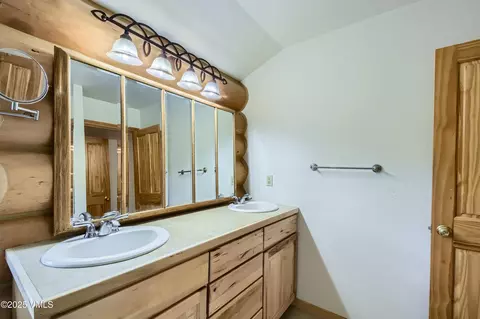 Bath - 121 Hackamore Rd #B, Edwards, CO 81632 photo 2 of 4