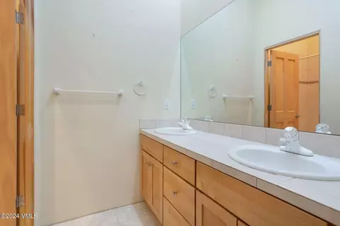 Bath - 4765 Wildridge Rd, Avon, CO 81620 photo 5 of 7