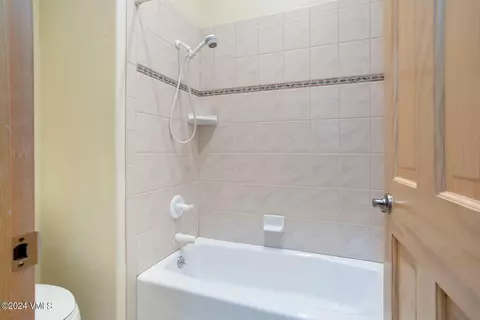 Bath - 4765 Wildridge Rd, Avon, CO 81620 photo 6 of 7