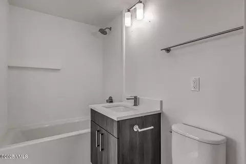 Bath - 91 Mount Hope Cir #E101, Eagle, CO 81631 photo 2 of 2