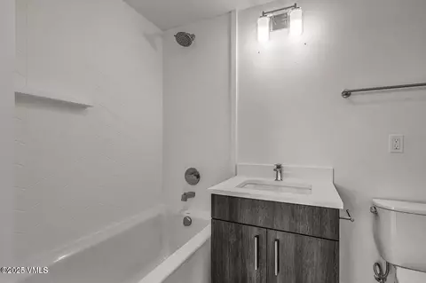 Bath - 91 Mount Hope Cir #E101, Eagle, CO 81631 photo 1 of 2
