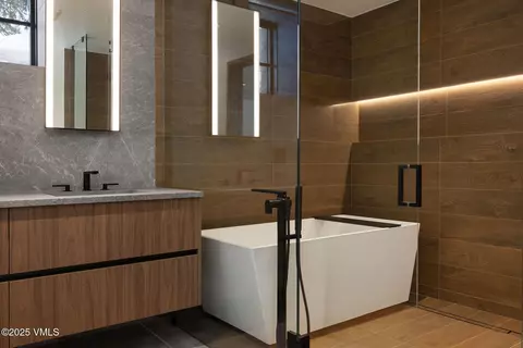 Bath - 366 Forest Rd, Vail, CO 81657 photo 11 of 17
