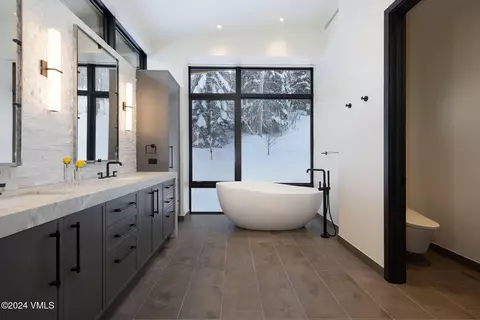 Bath - 366 Forest Rd, Vail, CO 81657 photo 3 of 17