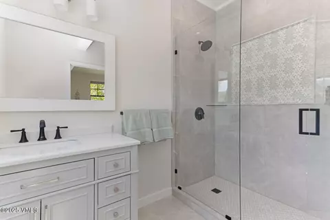 Bath - 207 Aidan Rd, Eagle, CO 81631 photo 4 of 8
