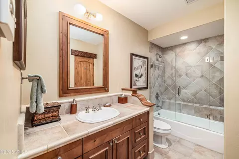 Bath - 825 Forest Rd #2, Vail, CO 81657 photo 5 of 5
