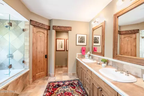 Bath - 825 Forest Rd #2, Vail, CO 81657 photo 3 of 5