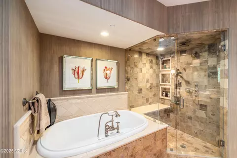 Bath - 825 Forest Rd #2, Vail, CO 81657 photo 2 of 5