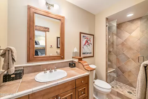 Bath - 825 Forest Rd #2, Vail, CO 81657 photo 4 of 5
