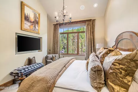 Bedroom - 825 Forest Rd #2, Vail, CO 81657 photo 2 of 5