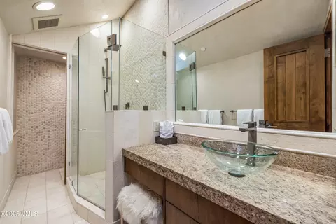 Bath - 100 E Meadow Dr #25, Vail, CO 81657 photo 5 of 7