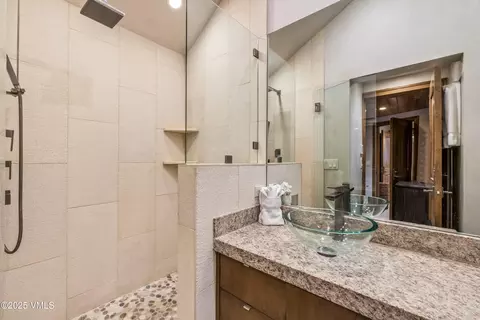 Bath - 100 E Meadow Dr #25, Vail, CO 81657 photo 4 of 7