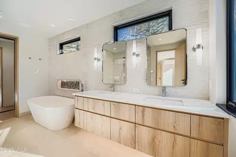 Bath - 2811 Bald Mountain Rd, Vail, CO 81657 photo 3 of 11