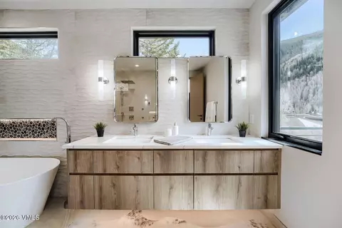 Bath - 2811 Bald Mountain Rd, Vail, CO 81657 photo 7 of 11
