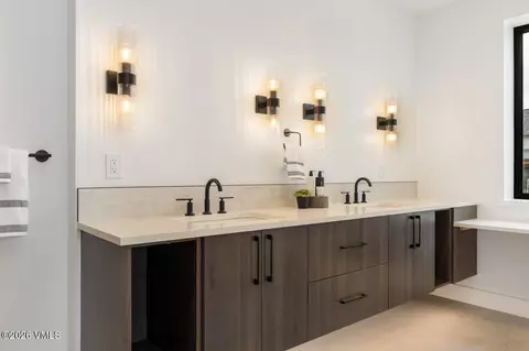 Bath - 563 Mount Hope Cir, Eagle, CO 81631 photo 2 of 8