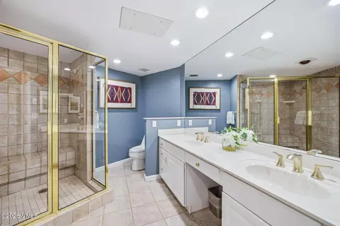 Bath - 1650 Fall Ridge Rd #412, Vail, CO 81657 photo 1 of 3