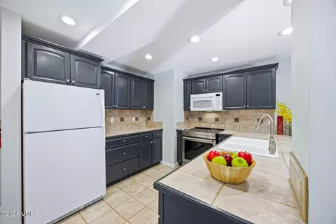 Kitchen - 1650 Fall Ridge Rd #412, Vail, CO 81657 photo 3 of 3