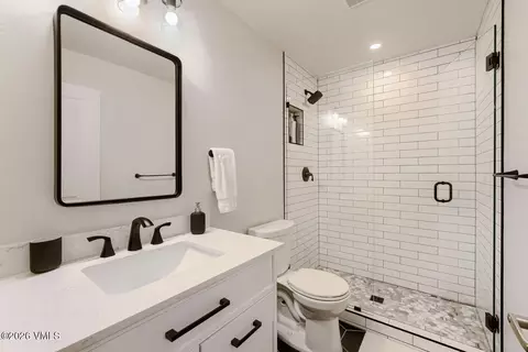 Bath - 835 Sylvan Lake Rd, Eagle, CO 81631 photo 2 of 5