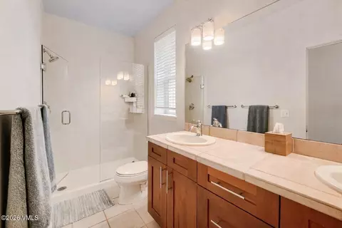 Bath - 835 Sylvan Lake Rd, Eagle, CO 81631 photo 3 of 5