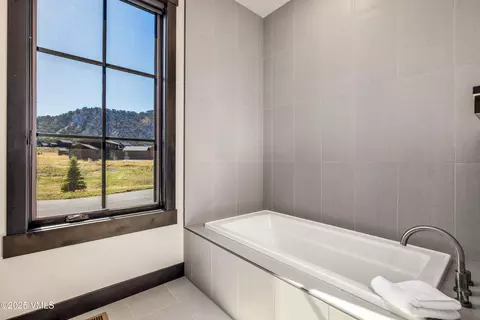 Bath - 731 Hunters View Ln, Eagle, CO 81631 photo 2 of 6