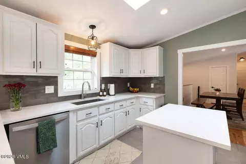 Kitchen - 1011 Mountain Dr, Minturn, CO 81645 photo 2 of 5
