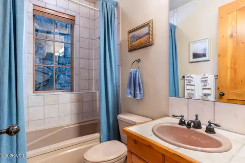 Bath - 121 Borders Rd, Beaver Creek, CO 81620 photo 6 of 8